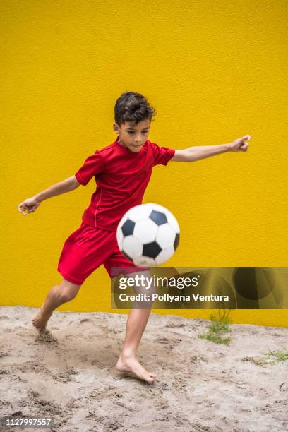 fußball-kick - shooting at goal stock-fotos und bilder