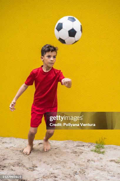 jungen fußball spielen - shooting at goal stock-fotos und bilder