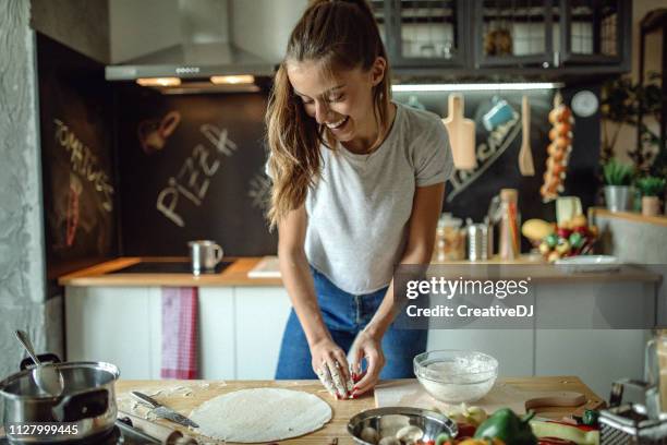 woman preparing dought for pizza - cooking mess imagens e fotografias de stock