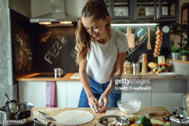 為比薩餅準備的婦女 - dough 個照片及圖片檔