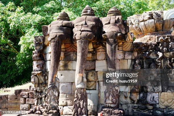 elephant terrace of angkor thom - 彫刻作品 stockfoto's en -beelden