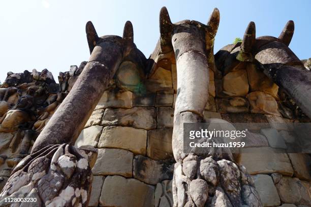 elephant terrace of angkor thom - 壁 stock-fotos und bilder