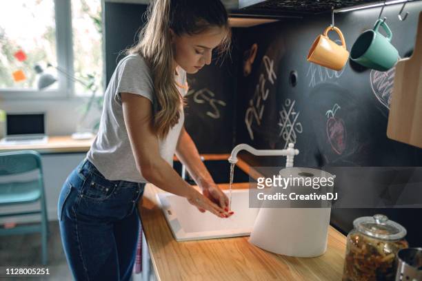 hygiene steht an erster stelle - küchenrollenpapier stock-fotos und bilder