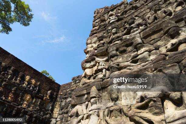 leperking terrace of angkor thom - 彫刻物 photos et images de collection