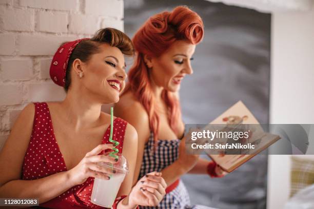 dames rétro s’amuser - pin up photos et images de collection