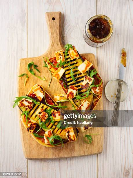 vegetarische open sandwich - halloumi cheese stock-fotos und bilder