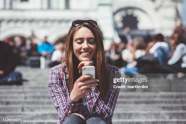 meisje geniet van een reis naar parijs - sassy paris stockfoto's en -beelden