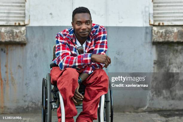 retrato de sorridente homem com deficiência em cadeira de rodas - visual impairment - fotografias e filmes do acervo