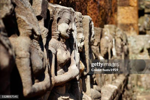 leperking terrace of angkor thom - 彫刻物 photos et images de collection