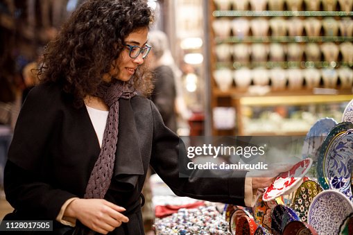 Mujer de compras en el mercado de Bazar, Istanbul Mujer de compras en el mercado de Bazar, Istanbul