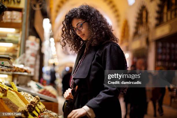 femme, faire du shopping dans la boutique d’épices au grand bazar, istanbul, turquie - indian market photos et images de collection