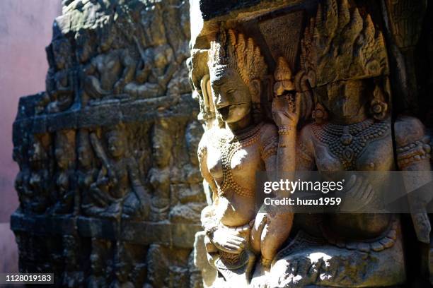 leperking terrace of angkor thom - 彫刻物 photos et images de collection