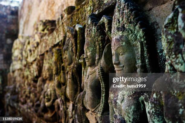 leperking terrace of angkor thom - 彫刻作品 stockfoto's en -beelden