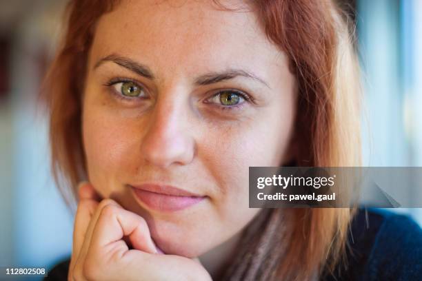 ritratto di giovane ragazza con i capelli rossi e occhi verdi - occhi verdi foto e immagini stock