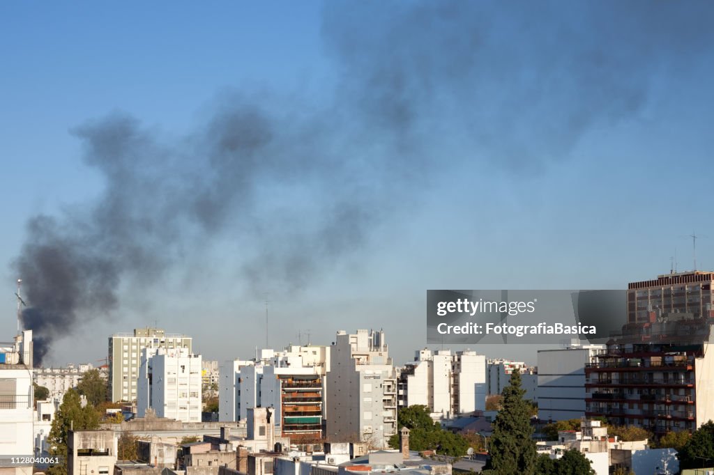 Humo negro en el cielo