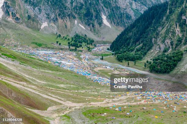 weergave van baltal base kamp op sindhu rivier zozila pass, jammu en kashmir, ladakh regio, tibet, india, - jammu region stockfoto's en -beelden