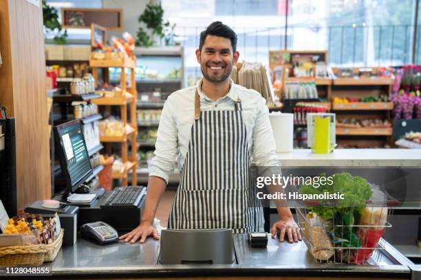 在超市里, 帥氣的收銀員面對超市里的相機微笑 - cashier 個照片及圖片檔