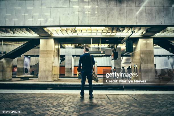 homme d’affaires sur un voyage - train platform photos et images de collection