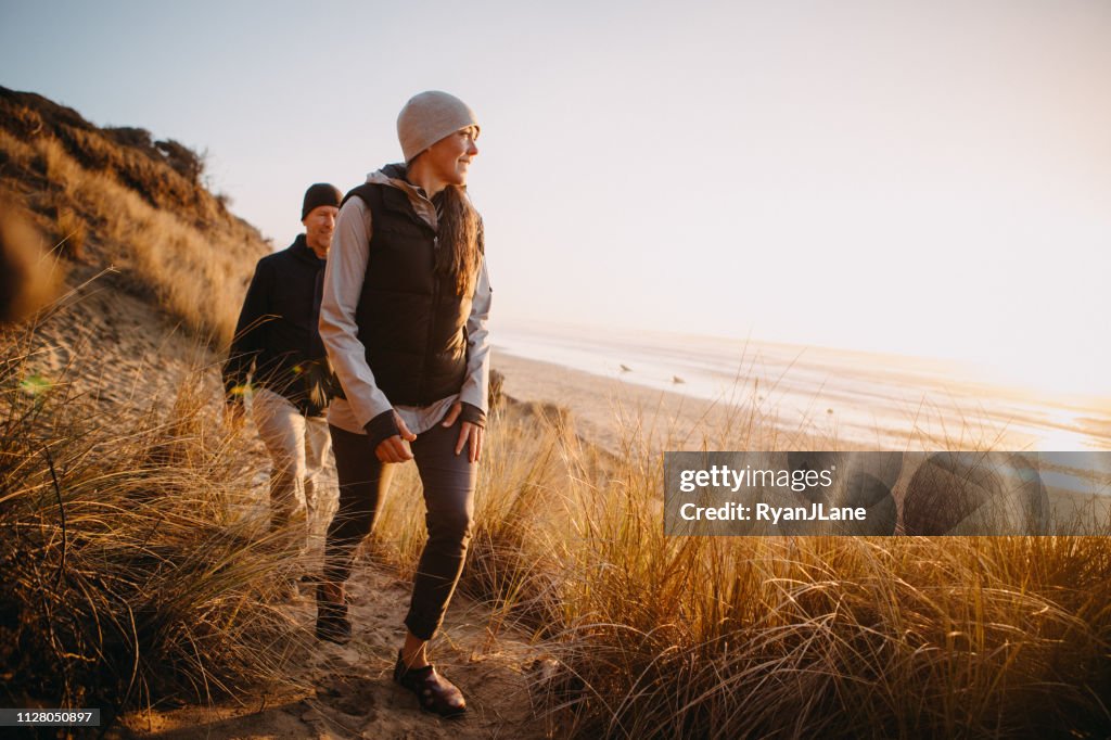 Älteres paar Wandern an der Küste von Oregon zu lieben