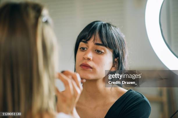 generación del milenio latina a partir de su escuela de maquillaje - maquillador fotografías e imágenes de stock
