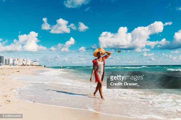 非洲加勒比婦女享受夏天在美國的海灘 - 邁阿密海灘 個照片及圖片檔