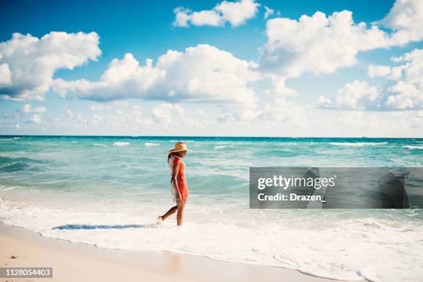 spansktalande kvinna har sommaren på stranden i usa - florida usa bildbanksfoton och bilder