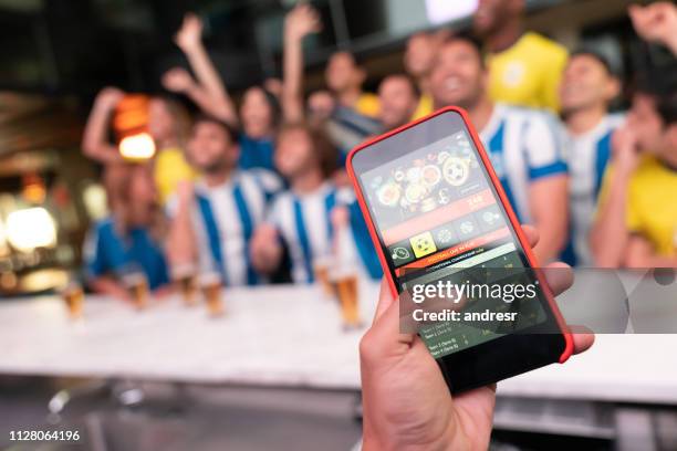 winning an online bet on a football game - gaming imagens e fotografias de stock