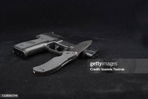 pistol and knife - pistool stockfoto's en -beelden