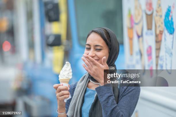 tomando sorvete - arab women fat - fotografias e filmes do acervo