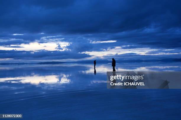 salar de uyuni bolivia - admirer le paysage stockfoto's en -beelden