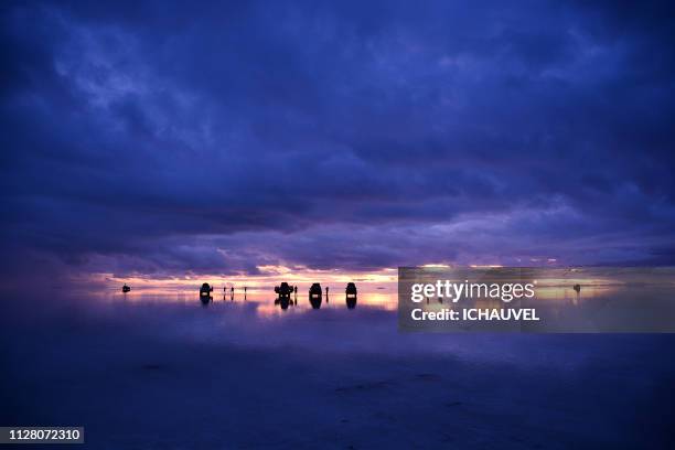 salar de uyuni bolivia - admirer le paysage stockfoto's en -beelden