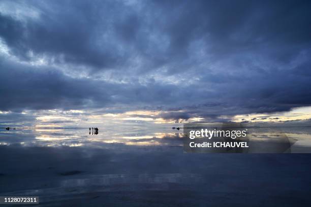 salar de uyuni bolivia - admirer le paysage stockfoto's en -beelden