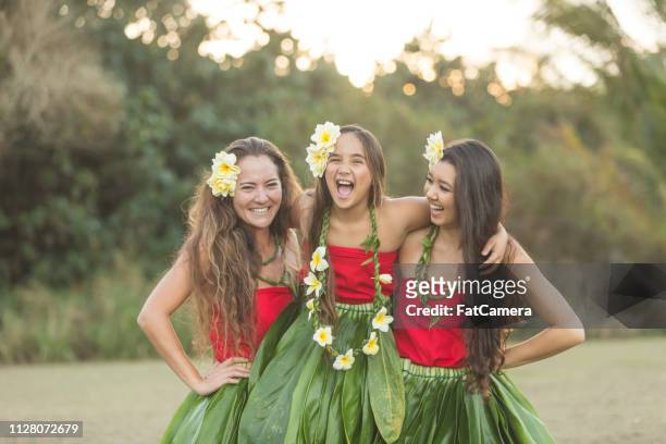 tres bailarinas de hula posando fuera - polynesian culture fotografías e imágenes de stock