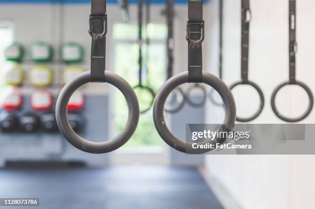 anneaux dans un gymnase vide - usa gymnastics photos et images de collection