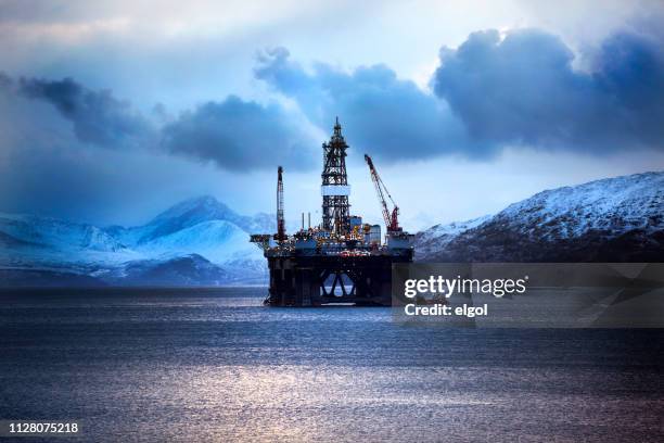 oil rig, kishorn, schottisches hochland - offshore platform stock-fotos und bilder