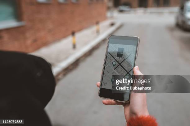 lassen sie ihr handy den weg ebnen - hand mobile stock-fotos und bilder