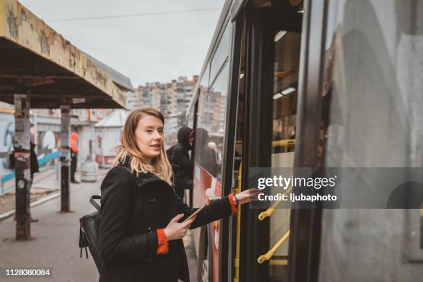 genießen sie die klänge und die sehenswürdigkeiten der stadt - boarding a bus stock-fotos und bilder