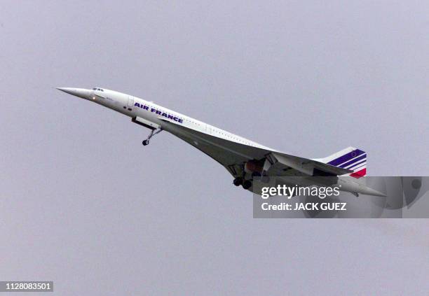 Un Concorde de la compagnie Air France effectue un vol de contrôle, le 11 avril 2001 après son décollage de l'aéroport de Roissy Charles-de-Gaulle,...