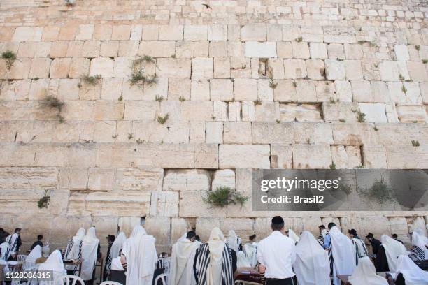 glauben an die klagemauer von jerusalem - klagemauer stock-fotos und bilder