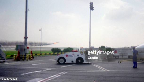 Des flammes s'échappent de la partie arrière du Concorde d'Air France à son décollage de Roissy, le 25 juillet 2000, quelques minutes avant que...