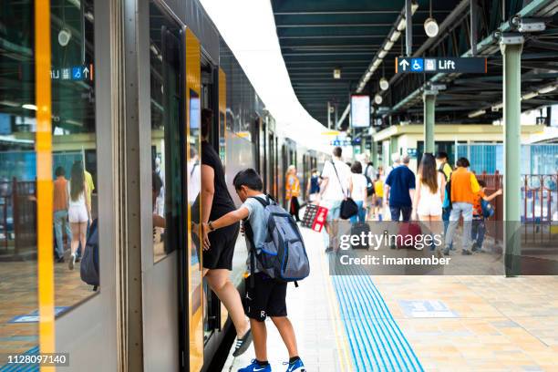 mensen krijgen in en uit de trein rush hour - central station sydney stockfoto's en -beelden