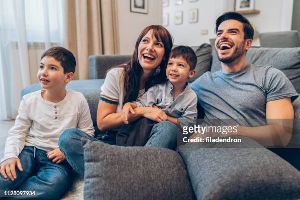 familia viendo la televisión - familia viendo la television fotografías e imágenes de stock