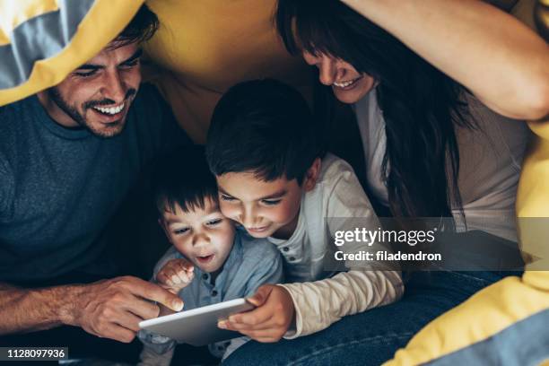 interactive bedtime rituals - family cover stock pictures, royalty-free photos & images