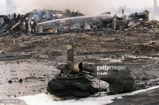 Des pompiers s'affairent, le 25 juillet 2000 à Gonesse, au milieu des débris de la carlingue du Concorde d'Air France qui s'est écrasé peu après le...