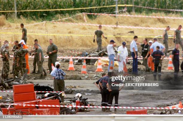 Des experts et des enquêteurs examinent le 31 juillet 2000 à Gonesse le site, où un Concorde d'Air France s'est écrasé le 25 juillet 2000, faisant...