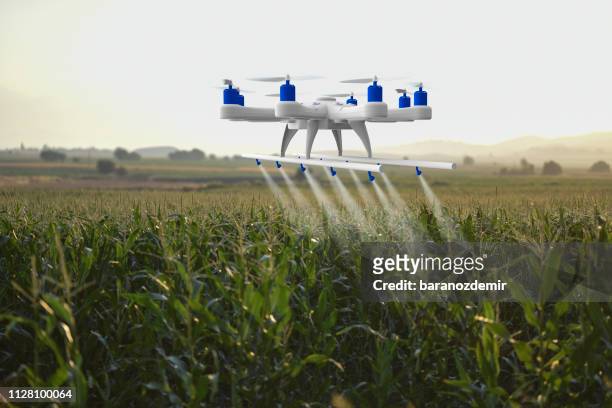 drone che spruzza un campo - ripresa di drone foto e immagini stock