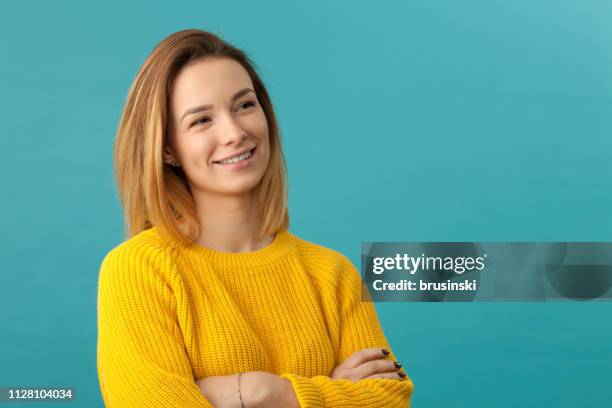 studio porträtt av en attraktiv 20-årig kvinna - blue background portrait bildbanksfoton och bilder