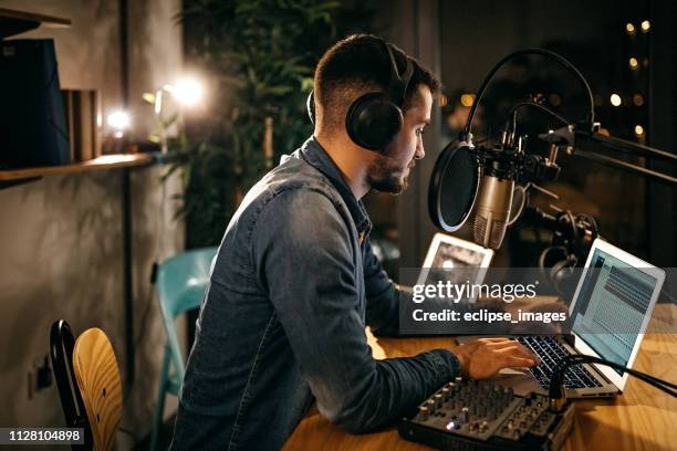 we hebben om te voldoen aan de auditie - recording studio stockfoto's en -beelden