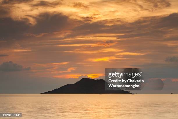 chanthaburi seascape -  the island (ko nom sao) on horizon from ao krathing beach (chanthaburi) - chanthaburi sea fotografías e imágenes de stock