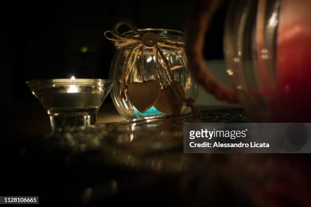 candles and hearts - bicchiere stock-fotos und bilder